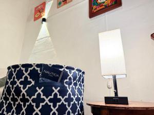 Galicia, cabaña junto a un bosque y a Cascada