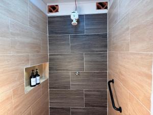 Galicia, cabaña junto a un bosque y a Cascada