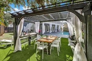 Coastal Cabana - Private Pool - Walk to Beach