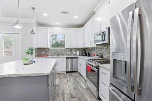 O22B Southwest Houston 1BR King Bed Pet Friendly Fast WiFi