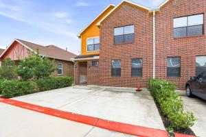 O22B Southwest Houston 1BR King Bed Pet Friendly Fast WiFi