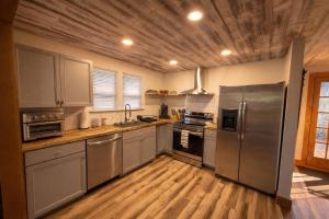 Rustline Haus - Cabin with Hot Tub, Walk to Village