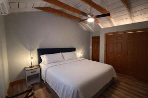 Rustline Haus - Cabin with Hot Tub, Walk to Village