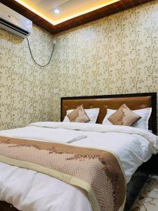 Shri Kamla stays near Kashi Vishwanath temple