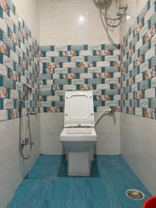 Shri Kamla stays near Kashi Vishwanath temple