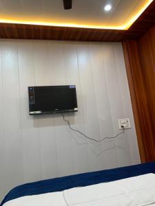 Shri Kamla stays near Kashi Vishwanath temple