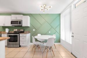 2 bedroom uptown apartment