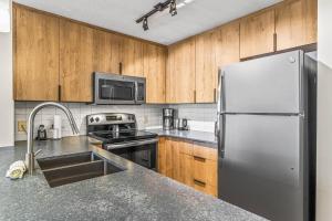 Serene 1BR Rockies Retreat with BBQ Gym and Hot Tub