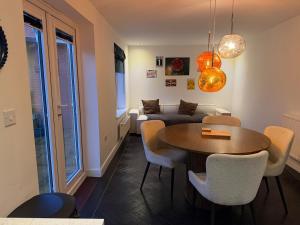 Contractor 4 bed Stay Rhoose 5 mins from Cardiff Airport and Barry