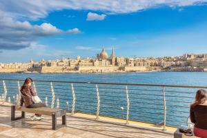 Charming and bright 2 bedroom flat with creek view balcony EMAG1-1