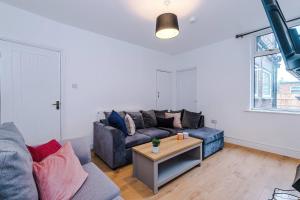 Spacious 4-Bed Retreat - Saint Helens - Free Wi-Fi