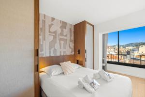 REF 2030 - Cannes Croisette - Sea view apartment for rent