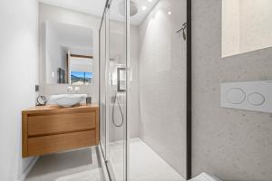 REF 2030 - Cannes Croisette - Sea view apartment for rent