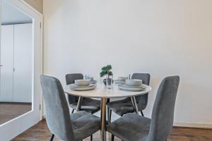 Iconic Barbican 2 Bed - Lift Access, Central London