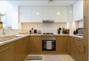 Private Room in Luxurious Apartment Downtown near Burj Khalifa