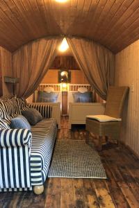 Holiday Home Reetdach Ferienhaus am Lübbesee Sauna Bootsteg neu by Interhome