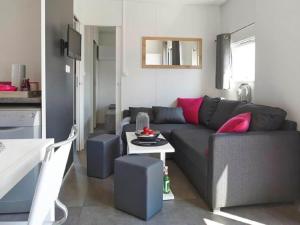 Holiday Home in Wackersdorf mit Whirlpool- Terrasse und Grill by Interhome