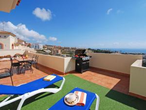 Apartment Penthouse- Jacuzzi- Meerblick- BBQ-wifi- AC by Interhome
