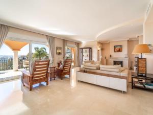 Holiday Home Luxuriöse Villa mit beheiztem Pool und Whirlpool by Interhome