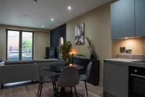 Central Manchester Townhouse & Free Parking