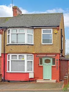 SUPERB CENTRAL HOUSE, MODERN DESIGN, FREE PARKING FOR 2 VEHICLES, PRIVATE GARDEN, Prime Central Location, Near M1 & Airport