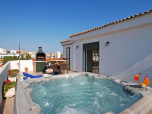 Apartment Penthouse- 2 min vom Strand Santa Ana entfernt by Interhome