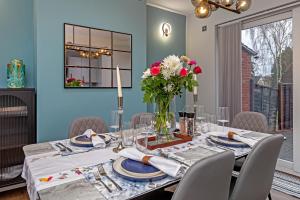 SUPERB CENTRAL HOUSE, MODERN DESIGN, FREE PARKING FOR 2 VEHICLES, PRIVATE GARDEN, Prime Central Location, Near M1 & Airport