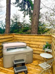 Boann 5 - Hot Tub-Hunting Tower Lodges-Luxury-Families-Romantic