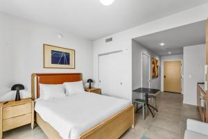 Modern Studio w Skyline Views by Bayfront Park