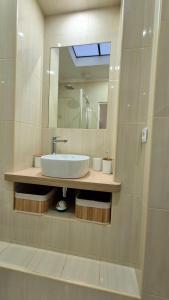 Charming one-bedroom flat on rue Hoche