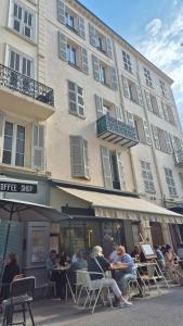 Charming one-bedroom flat on rue Hoche