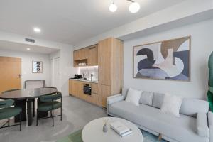 Pool & Gym in Hight-Condo