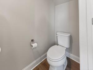 King Bed, Balcony, Garage in the Heart of Raleigh