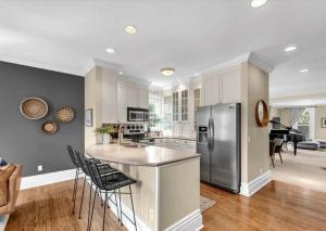 Historic Charm Modern Luxury Free Parking