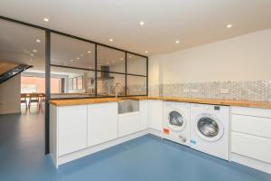 Stylish Leeds City Centre Retreat with Private Terrace & Hottub