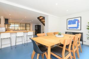 Stylish Leeds City Centre Retreat with Private Terrace & Hottub
