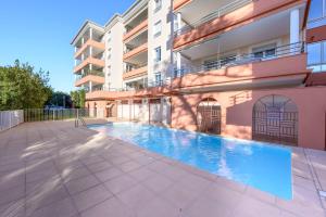 LX193 Grand lumineux terrasse piscine - Parking