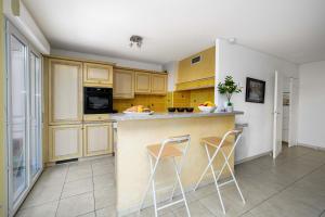 LX193 Grand lumineux terrasse piscine - Parking