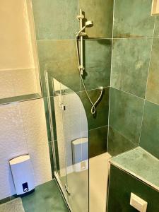 Ferienwohnung in charmantem Altbau, neu renoviert - bequemes Parken am Grundstück