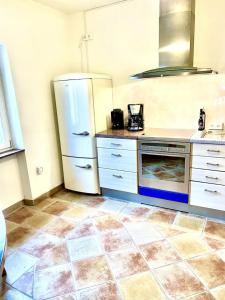 Ferienwohnung in charmantem Altbau, neu renoviert - bequemes Parken am Grundstück