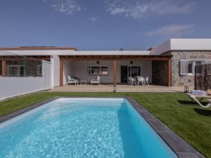 Holiday Home Modernes und helles Ferienhaus direkt am Meer- mit zwei großen Terrassen- Garte by Interhome