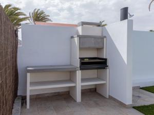 Holiday Home Modernes und helles Ferienhaus direkt am Meer- mit zwei großen Terrassen- Garte by Interhome