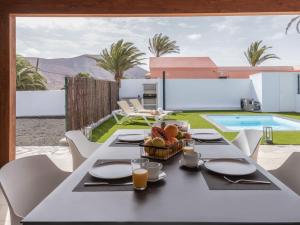 Holiday Home Modernes und helles Ferienhaus direkt am Meer- mit zwei großen Terrassen- Garte by Interhome
