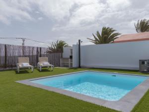 Holiday Home Modernes und helles Ferienhaus direkt am Meer- mit zwei großen Terrassen- Garte by Interhome