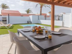 Holiday Home Modernes und helles Ferienhaus direkt am Meer- mit zwei großen Terrassen- Garte by Interhome