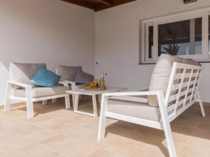 Holiday Home Modernes und helles Ferienhaus direkt am Meer- mit zwei großen Terrassen- Garte by Interhome
