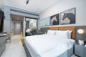 Vogue Vacation Homes, Downtown Mag 318 near Burj Khalifa and Dubai Mall, Studio Apartment with Balcony and City View, Access toAmenities