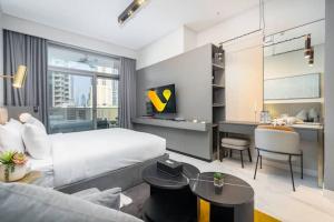 Vogue Vacation Homes, Downtown Mag 318 near Burj Khalifa and Dubai Mall, Studio Apartment with Balcony and City View, Access toAmenities