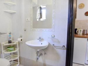 Apartment Vesna Peovic by Interhome