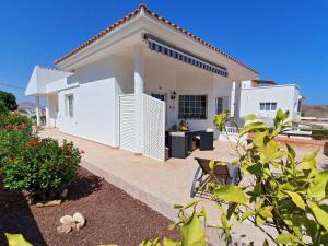 Holiday Home Gemütliches Ferienhaus in Tarajalejo mit Großem Garten und Meerblick by Interhome